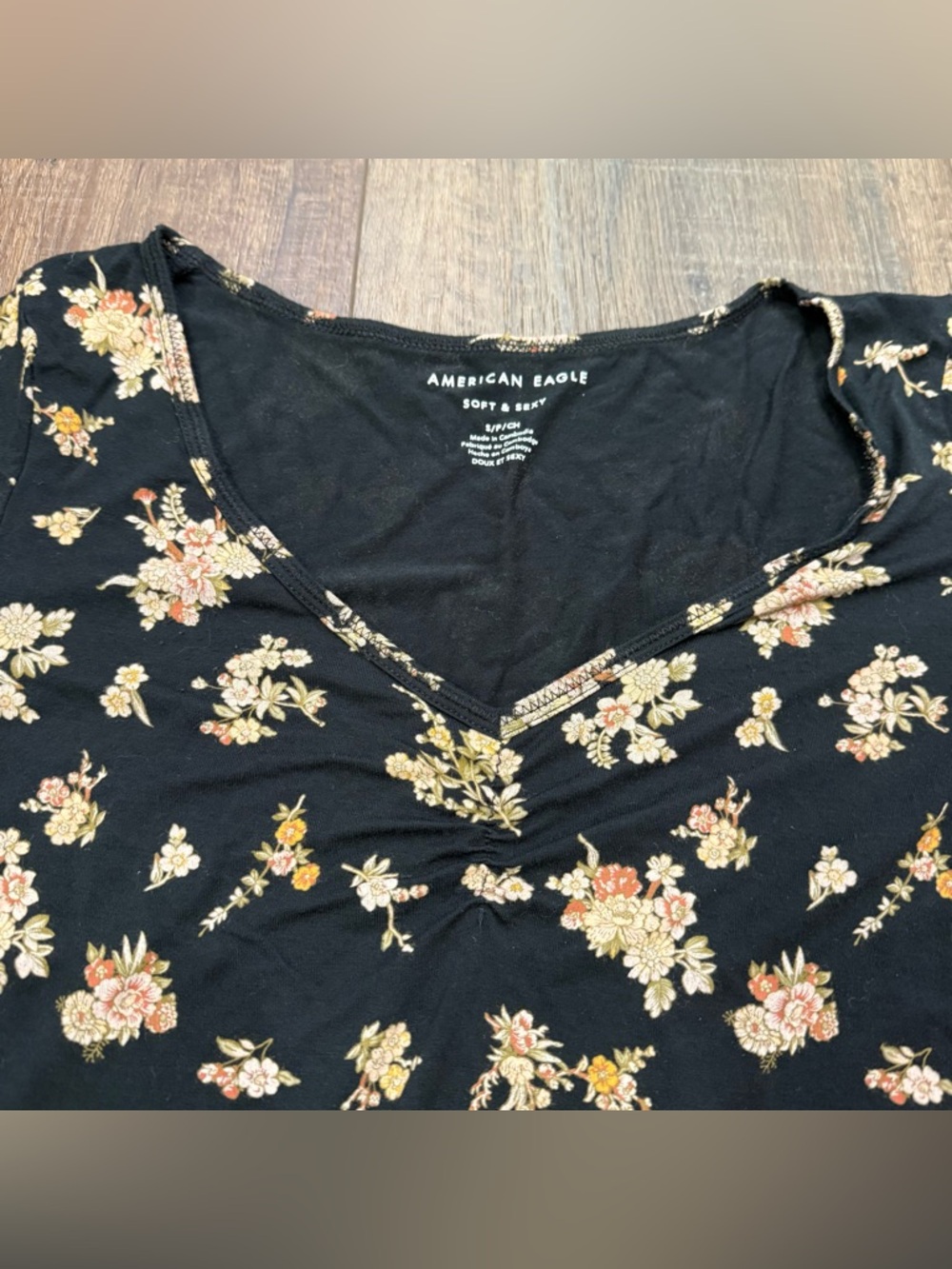 American Eagle soft and sexy floral black semi cropped long sleeve tee small - Picture 6 of 7